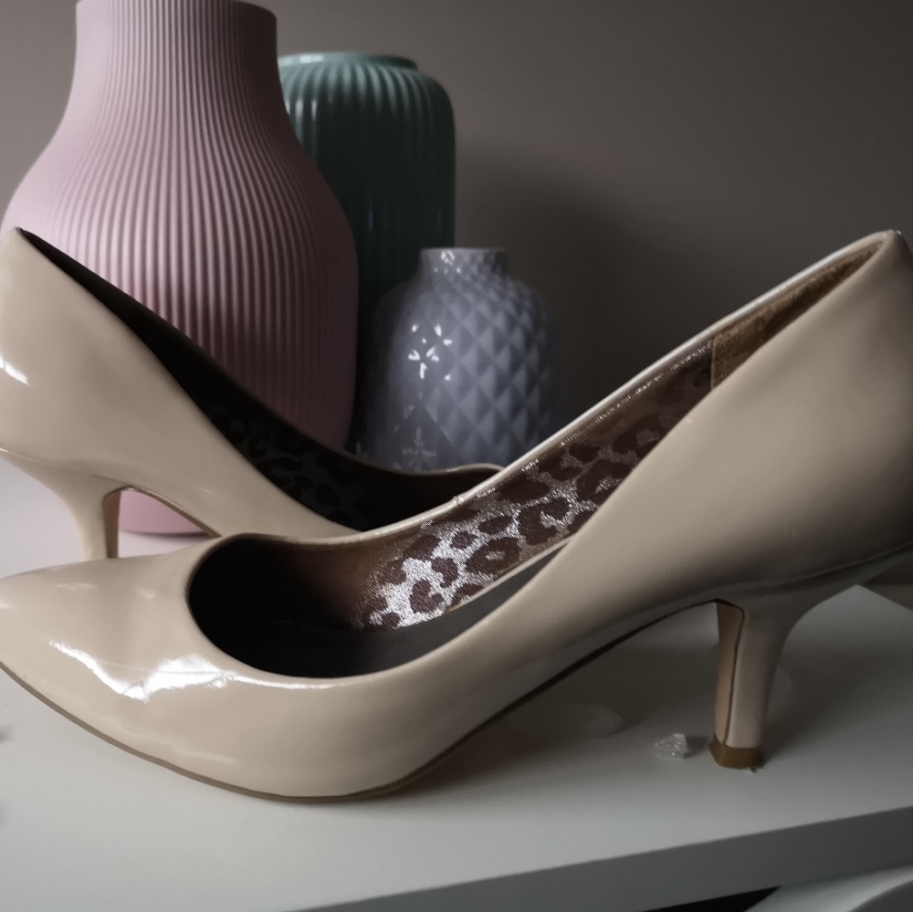 GUESS | Patent Leather Nude Pumps